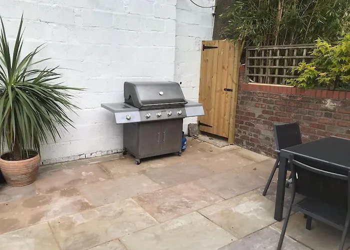 Large Newly Refurbished House Close To Harbour