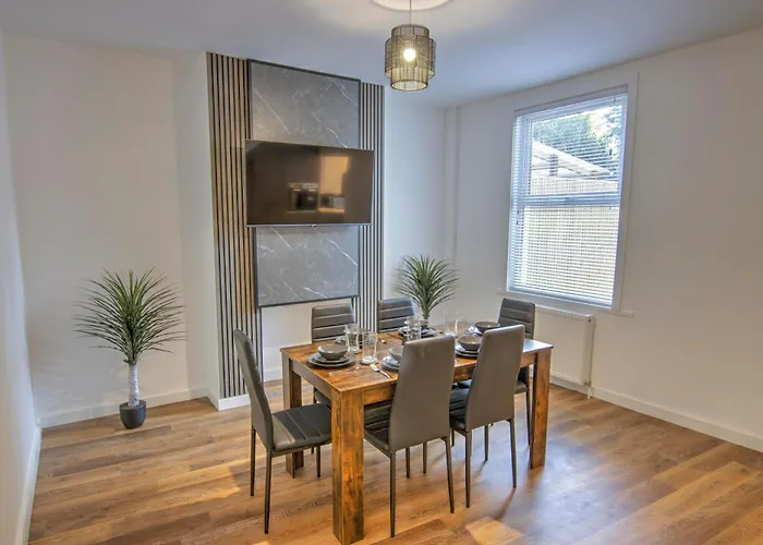 Modern Family&Contractor Home - Free Parking - Garden - Sleeps 6 - Fast WiFi -