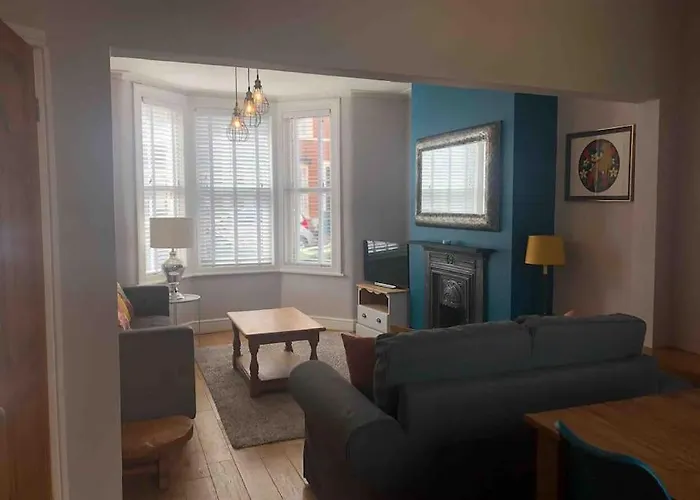 Gloucester Rd 2 Mins Away - Fab, New, Trendy House