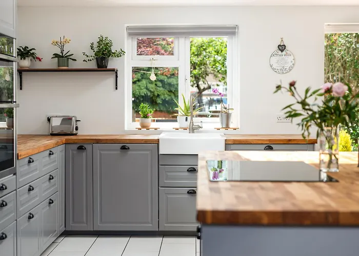 Spacious & Bright 3Bedroom Home-Sleeps7-Parking-By Fabaccommodation