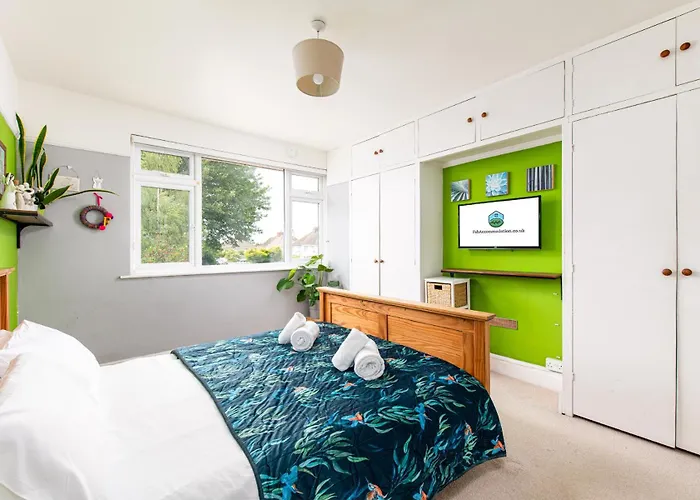 Spacious & Bright 3Bedroom Home-Sleeps7-Parking-By Fabaccommodation