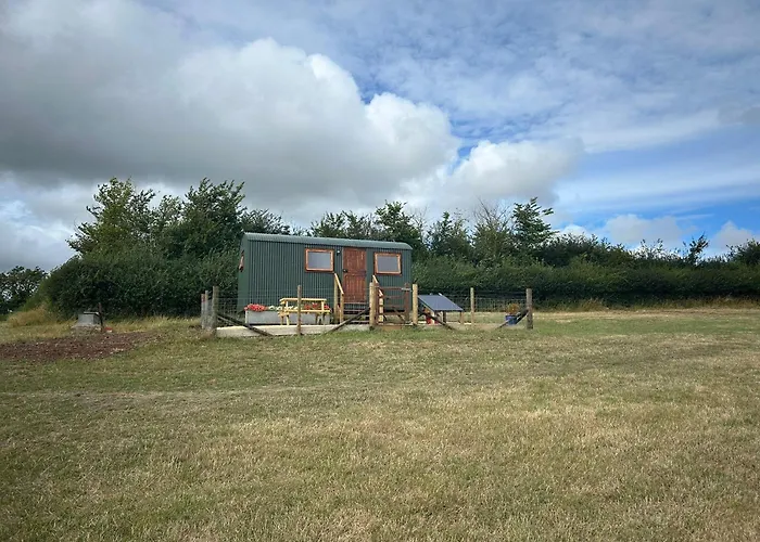 1 Bed Hut - Sleeps 2 - Parking - Smoking
