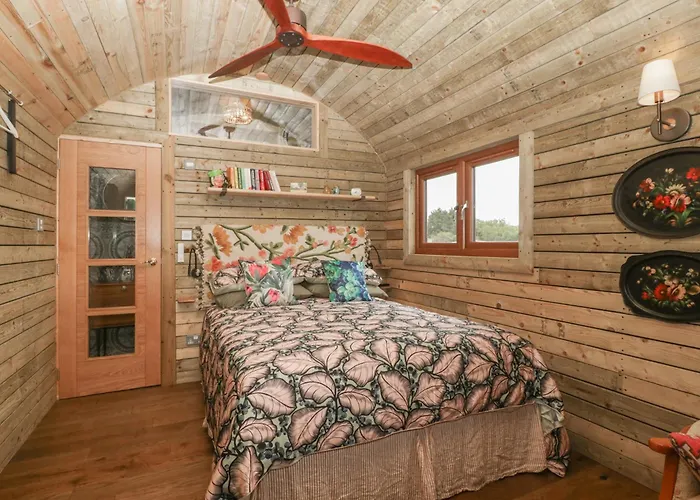 Under The Oak Tree Shepherd'S Hut