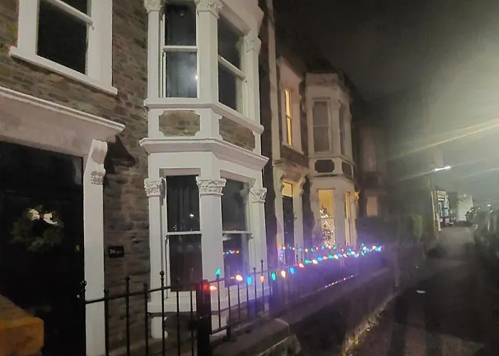 Large Newly Refurbished House Close To Harbour