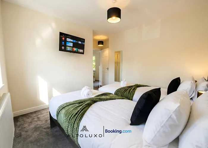 The Jungle Comfy & Spacious 3Br By Altoluxo Short Lets & Serviced Accommodation With Free Wifi & Parking