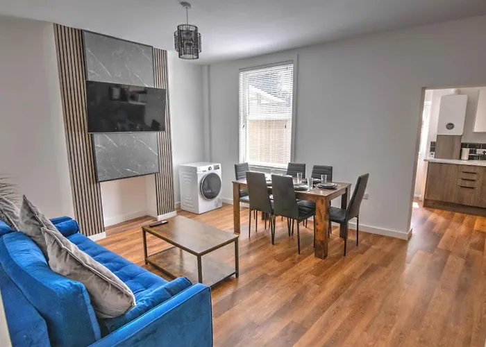 Modern Family & Contractor Home - Free Parking - Garden - Sleeps 6 - Fast Wifi -
